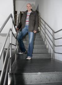 Marcell auf der Treppe